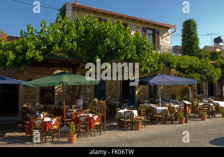 Griechenland, Kreta, Chersonissos, Tavernen an der Platia im Dorf Alt ...