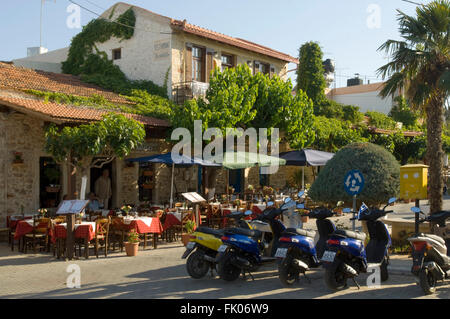 Griechenland, Kreta, Chersonissos, Tavernen an der Platia im Dorf Alt ...