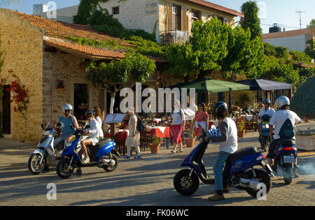 Griechenland, Kreta, Chersonissos, Tavernen an der Platia im Dorf Alt ...