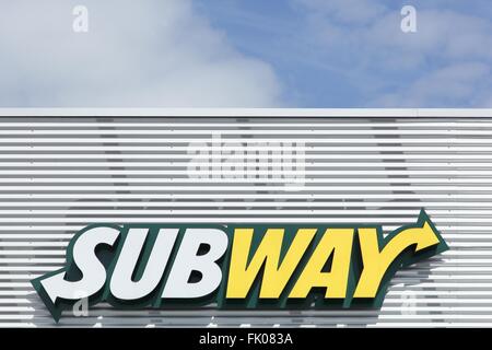 subway sandwiches logo