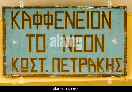 Griechenland, Kreta, bei Agios Nikolaos, Kavoussi, schönes altes Kafenion-Schild an einem Dorfkafenion Stock Photo