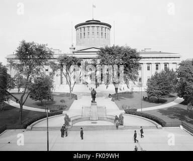 State Capitol Building and Statue of William McKinley, Columbus, Ohio, USA, circa 1910 Stock Photo