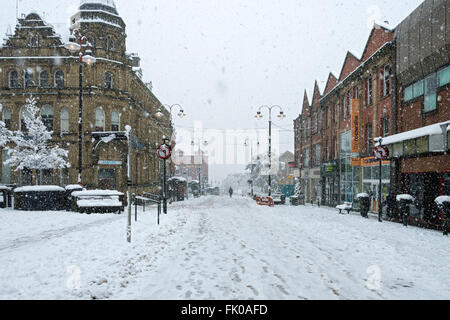 Yorkshire Street, Oldham, in heavy snow.  Oldham town centre, Greater Manchester, England, UK Stock Photo