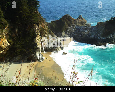 Mcway falls viewed from the overlook in Big Sur, California, at the Julia Pfeiffer Burns State Park Stock Photo