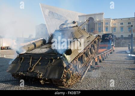 Dresden, Germany. 4th Mar, 2016. Battle tank 'Iosif Stalin 3 (IS-3)' driving down a ramp at the Historical Military Museum of the German Bundeswehr in Dresden, Germany, 4 March 2016. The tank is lent by the Czech Republic and part of the exhibition 'Achtung Spione! Geheimdienste in Deutschland 1945 - 1956' (lit. 'Attention Spies! Secred Services in Germany 1945 - 1956'), which opens on 18 March. Photo: Sebastian Kahnert/dpa/Alamy Live News Stock Photo