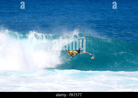 Haleiwa, Hawaii, USA. 4th Mar, 2016. South Africa's Jared Houston gets ...