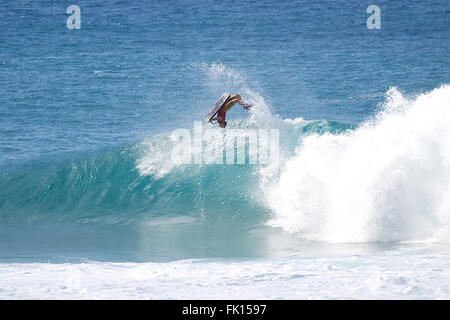 Haleiwa, Hawaii, USA. 4th Mar, 2016. South Africa's Jared Houston gets ...