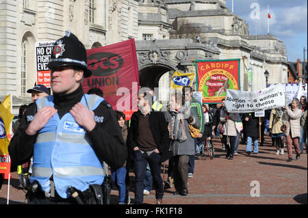 Cardiff, Wales, UK. Crowds gather outside the national Museum of Wales to march prior to a speech by Labour Leader Jeremy Corbyn MP, at a rally opposing Tory plans to weaken trade unions. Stock Photo
