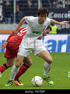 Augsburg, Germany. 05th Mar, 2016. Augsburg's Ja-Cheol Koo (front) and Leverkusen's Tin Jedvaj vie for the ball during the German Bundesliga soccer match between 1FC Augsburg and Bayer Leverkusen at the WWK-Arena in Augsburg, Germany, 05 March 2016. Photo: STEFAN PUCHNER/dpa (EMBARGO CONDITIONS - ATTENTION: Due to the accreditation guidelines, the DFL only permits the publication and utilisation of up to 15 pictures per match on the internet and in online media during the match.)/dpa/Alamy Live News Stock Photo