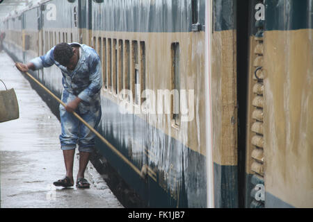 Dhaka, Bangladesh. 5 March 2016. Railway cleaners works at a railway workshop in Dhaka, Bangladesh on 5 March, 2016. Bangladesh Railway (BR) will start adding 150 Indonesian-made stainless steel coaches to its fleet from this month as part of modernization which will significantly solve the crisis of bogies and bring dynamism to the Railway department, officials said recently. © Rehman Asad/Alamy Live News Stock Photo