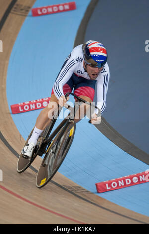 Lee Valley VeloPark, Queen Elizabeth Olympic Park, London, UK. 5th March, 2016. Mark Cavendish [GBR] in action during the  Omnium (Flying Lap). Credit:  Stephen Bartholomew/Alamy Live News Stock Photo