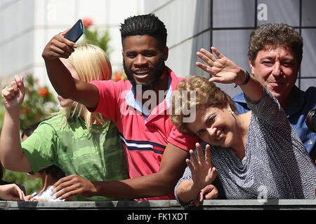 Sao Paulo, Brazil. 5th Mar, 2016. Brazil's President Dilma Rousseff (2nd R) waves during her visit to Brazilian Former President Luiz Inacio Lula da Silva, in his home in Sao Bernardo do Campo, outskirts of Sao Paulo, Brazil, on March 5, 2016. © Rahel Patrasso/Xinhua/Alamy Live News Stock Photo