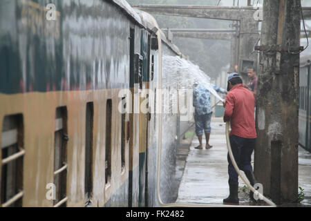 Dhaka, Bangladesh. 5 March 2016. Railway cleaners works at a railway workshop in Dhaka, Bangladesh on 5 March, 2016. Bangladesh Railway (BR) will start adding 150 Indonesian-made stainless steel coaches to its fleet from this month as part of modernization which will significantly solve the crisis of bogies and bring dynamism to the Railway department, officials said recently. Credit:  Rehman Asad/Alamy Live News Stock Photo