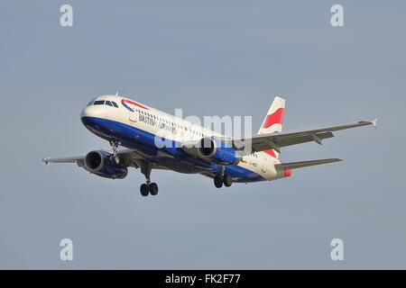 British Airways Airbus A320-200 G-EUYG landing at London Heathrow ...