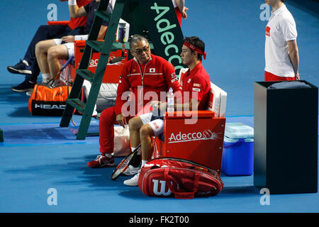 Barclaycard Arena, Birmingham, UK. 06th Mar, 2016. Davis Cup Tennis World Group First Round. Great Britain versus Japan. Japan team captain Minoru Ueda and Kei Nishikori during a change of ends. Credit:  Action Plus Sports/Alamy Live News Stock Photo