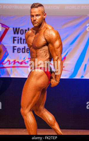 bodybuilder flexes his biceps and chest for competition Stock Photo - Alamy