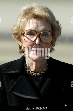 March 6, 2016 - NANCY REAGAN, Ronald Reagan's widow and First Lady from 1981-1989, has died at 94. The cause of death was congestive heart failure. Pictured: June 11, 2004 - Point Mugu, California, U.S. - Former first lady Nancy Reagan watches as Military pallbearers carry the casket of former President Ronald Reagan to the hearse in Point Mugu California. © Armando Arorizo/Prensa Internacional/ZUMA Wire/Alamy Live News Stock Photo