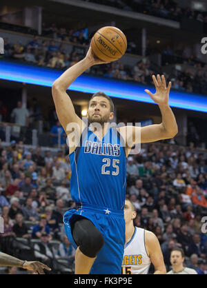 Denver, Colorado, USA. 6th Mar, 2016. Mavericks CHANDLER PARSONS goes in for a dunk during the 2nd. Half at the Pepsi Center Sunday afternoon. The Nuggets beat the Mavericks in OT 116-114. © Hector Acevedo/ZUMA Wire/Alamy Live News Stock Photo