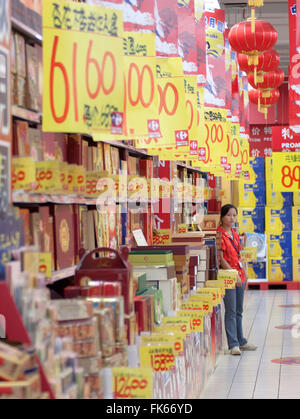 Supermarket worker selling promotions, consumerism in the new China, Shanghai, China, Asia Stock Photo