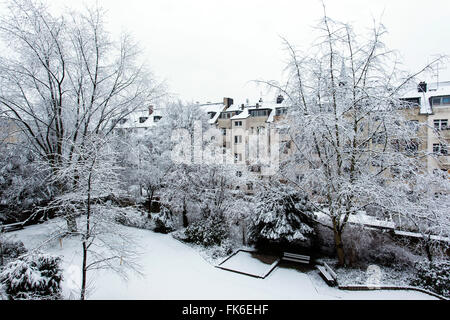 Snow scenery in a backyard in Duesseldorf, Northrhine-Westphalia, Germany Stock Photo