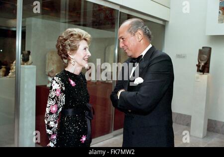 First Lady Nancy Reagan talks with designer Oscar de la Renta during the Council of Fashion Designers of America CFDA Dinner Honoring Brooke Astor at The Carlyle Hotel January 11, 1988 in New York City, New York. Stock Photo