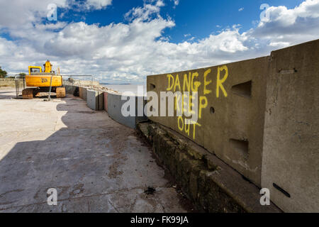 Sign warning of danger near beach in Sully, Vale of Glamorgan Stock Photo