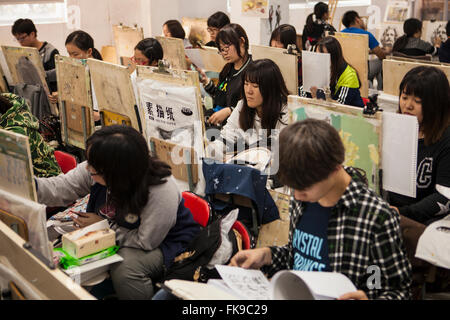students painting at Xu Beihong Art School, Shanghai, China Stock Photo