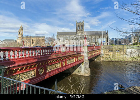 Paisley Abbey in Paisley Renfrewshire Scotland with Abbey Bridge in the foreground across The White Cart Water & Town Hall left Stock Photo