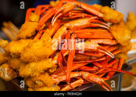 street vendor sells fried crab legs in Yuyuan Tourist Mart, Shanghai, China Stock Photo