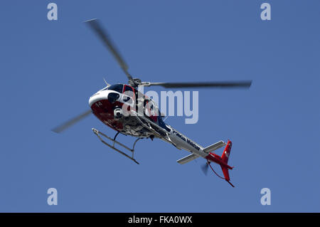 Helicóptero da Polícia Militar com câmera de monitoramento sobrevoa a Avenida Tiradentes Stock Photo