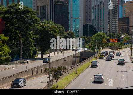 Vehicular traffic on Avenida Juscelino Kubitschek at the time of Rua Joao Cachoeira Stock Photo