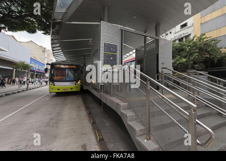 Parada de ônibus MOVE em corredor exclusivo na Avenida Paraná - centro da cidade Stock Photo