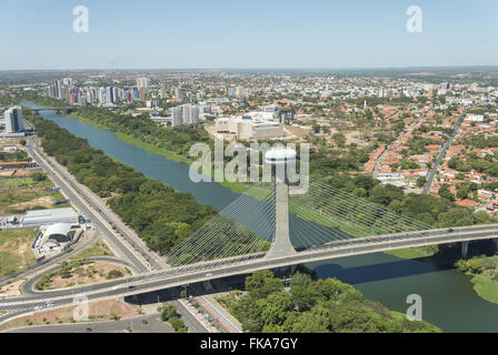 Ponte Estaiada Mestre João Isidoro França cruza o Rio Poti