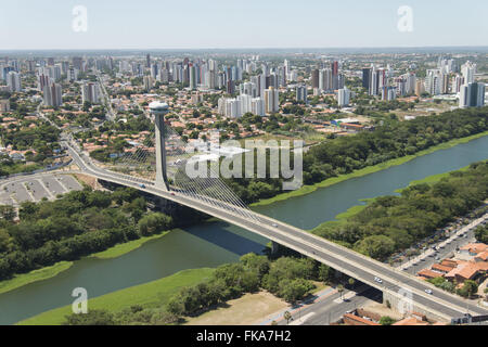 Ponte Estaiada Mestre João Isidoro França cruza o Rio Poti