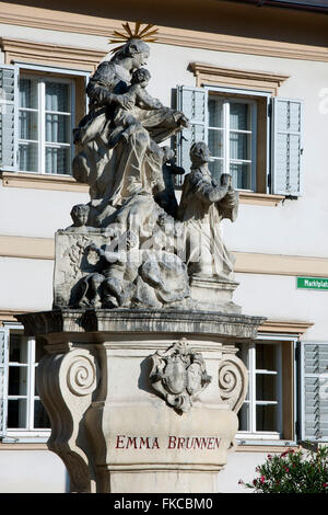 Österreich, Steiermark, Bezirk Leibnitz, Ehrenhausen, Emma-Brunnen vor dem Rathaus Stock Photo