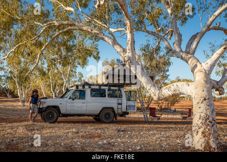 Wendy & the Troopy camping in the Outback, Western Australia Stock Photo