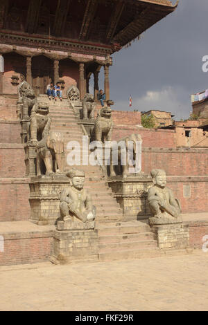 Bhaktapur, Guardians on the stairs of Nyatapola Temple on Taumadhi Pole, Nepal Stock Photo