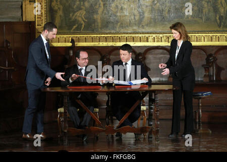 Venice, Italy. 08th Mar, 2016. French President Francois Hollande (left) and Italy's Prime Minister Matteo Renzi (right) prepares to sign the agreements during the Italy-French summit. Credit:  Andrea Spinelli/Pacific Press/Alamy Live News Stock Photo