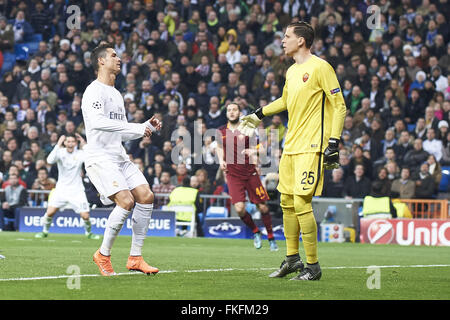 Madrid, Spain. 8th Mar, 2016. Cristiano Ronaldo (forward; Real Madrid), Wojciech Szczesny (goalkeeper; Associazione Sportiva Roma) in action during the UEFA Champions League, round of 8 match between Real Madrid and Associazione Sportiva Roma at Santiago Bernabeu on March 8, 2016 in Madrid Credit:  Jack Abuin/ZUMA Wire/Alamy Live News Stock Photo