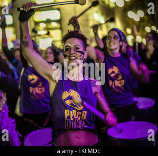 Barcelona, Catalonia, Spain. 8th Mar, 2016. Members of a feminist drum group perform in front of Barcelona's town hall during a protest on the International Women's Day Credit:  Matthias Oesterle/ZUMA Wire/Alamy Live News