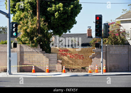 Homemade sign at site of automobile accident, Fountain Valley, California Stock Photo