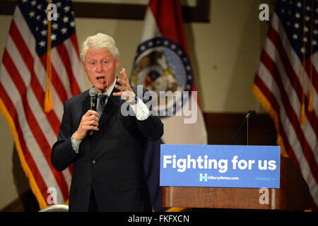 Bridgeton, Missouri, USA. 23rd Mar, 2010. Former president Bill Clinton speaks to supporters of wife and presidential democratic candidate Hillary Clinton, at District 9 Machinists Hall in Bridgeton, outside St. Louis. Credit:  Gino's Premium Images/Alamy Live News