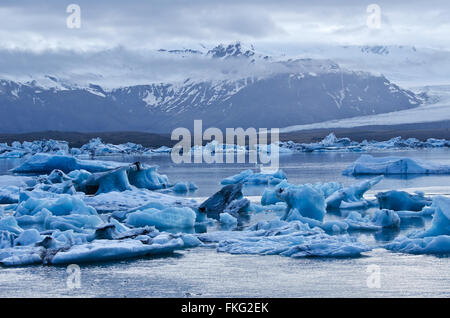 Icebergs swimming in Jökulsarlon Lagoon, Solheimajökull glacier, Myrdals Jökull, Iceland Stock Photo