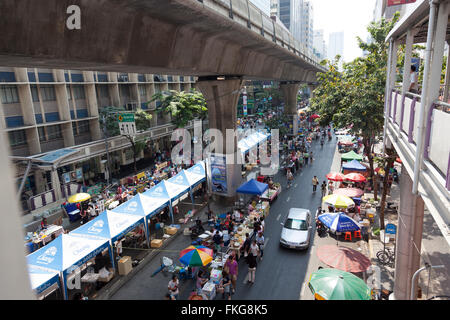 On Sunday the Sala Daeng street (Bangkok) overrun with food stalls. Sala Daeng envahie le Dimanche par des stands de nourriture. Stock Photo