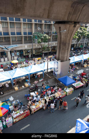 On Sunday the Sala Daeng street (Bangkok) overrun with food stalls. Sala Daeng envahie le Dimanche par des stands de nourriture. Stock Photo