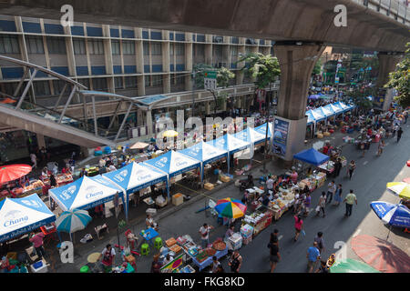 On Sunday, the Sala Daeng walking street (Bangkok) overrun with food stalls. Sala Daeng, voie publique piétonne le Dimanche. Stock Photo