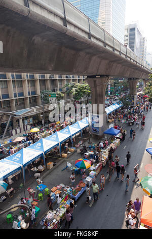 On Sunday the Sala Daeng street (Bangkok) overrun with food stalls. Sala Daeng envahie le Dimanche par des stands de nourriture. Stock Photo