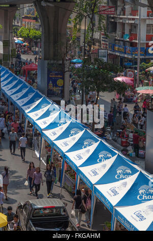 On Sunday the Sala Daeng street (Bangkok) overrun with food stalls. Sala Daeng envahie le Dimanche par des stands de nourriture. Stock Photo