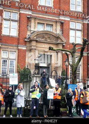 London, UK. 9th March, 2016. Junior doctors form a picket line as part of the third strike in their contract row with the government. They are pictured in front of the Royal Marsden Hospital. Credit:  Brian Minkoff/Alamy Live News Stock Photo
