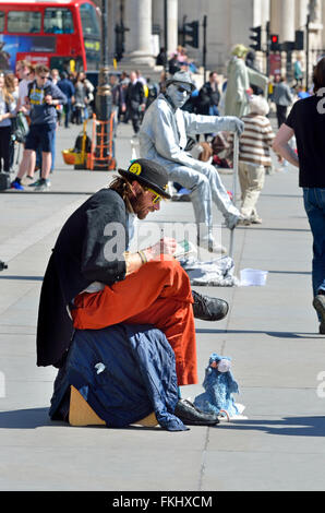 London, England, UK. Street entertainers in Trafalgar Square Stock Photo